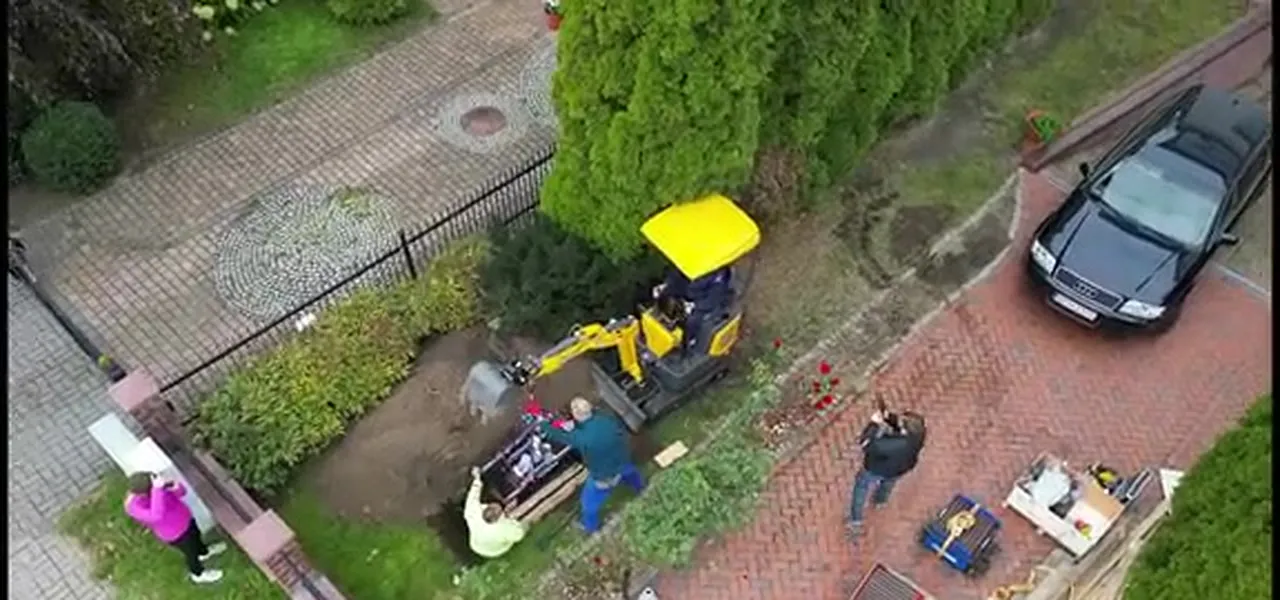 Prace ziemne na działce prywatnej, widok z drona